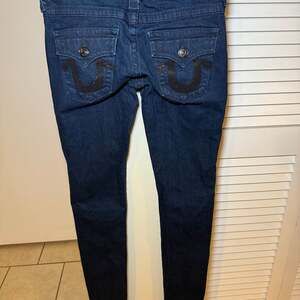 True Religion Johnny Big T Low Rise Bootcut Jeans with Sequined Logo Size 27